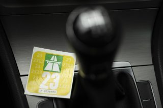 La vignette électronique permettra aux propriétaires de plusieurs véhicules de faire des économies (archives).